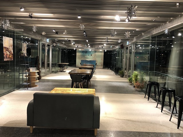 啾咕咖啡 烏石港店 Tjukucafe ，每日營業，主打手作甜點、千層跟飲品為主(沒有添加色素跟防腐劑)，基本消費每人1杯飲品(甜點不算)